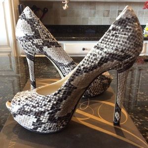 Enzo Angiolini “Eatanen” Peep Toe Platform Pumps